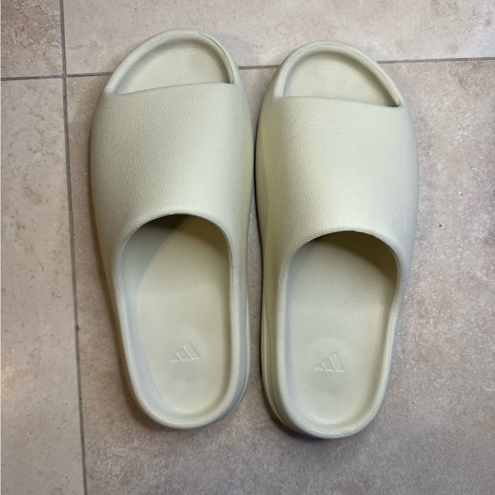 Yeezy slides (READ DESCRIPTION)